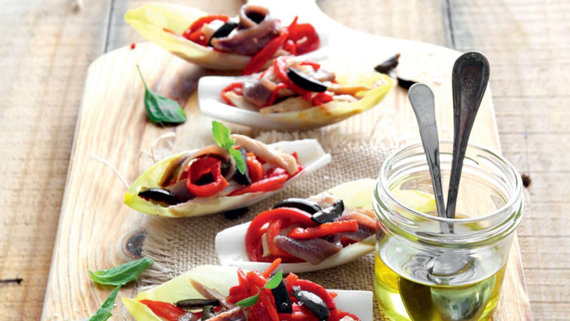 Barquitas de endibias con pimientos, bonito y anchoas