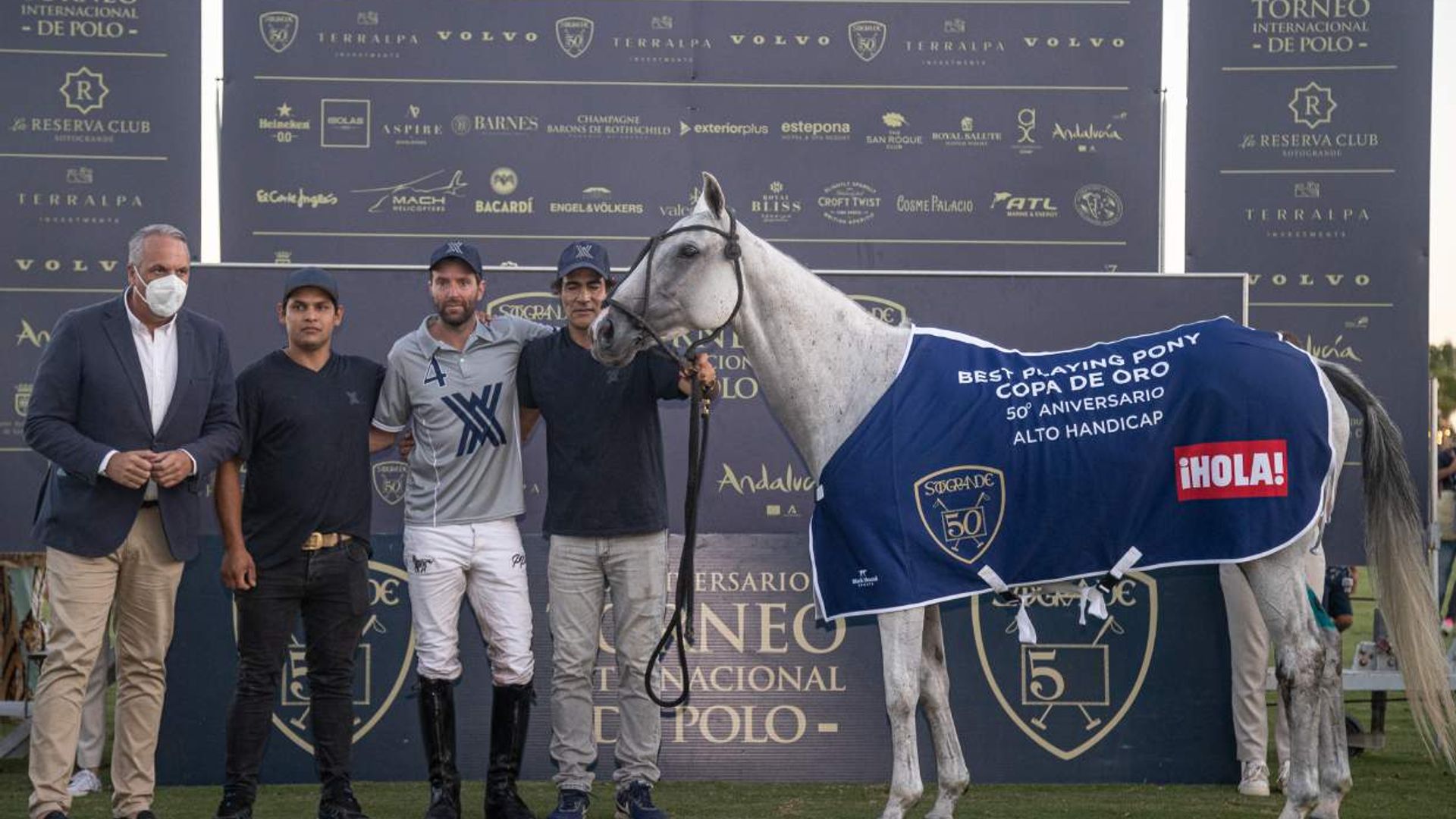 Cayetano Martínez de Irujo y Bárbara Mirjan asisten a la final del Torneo Internacional de Polo de Sotogrande