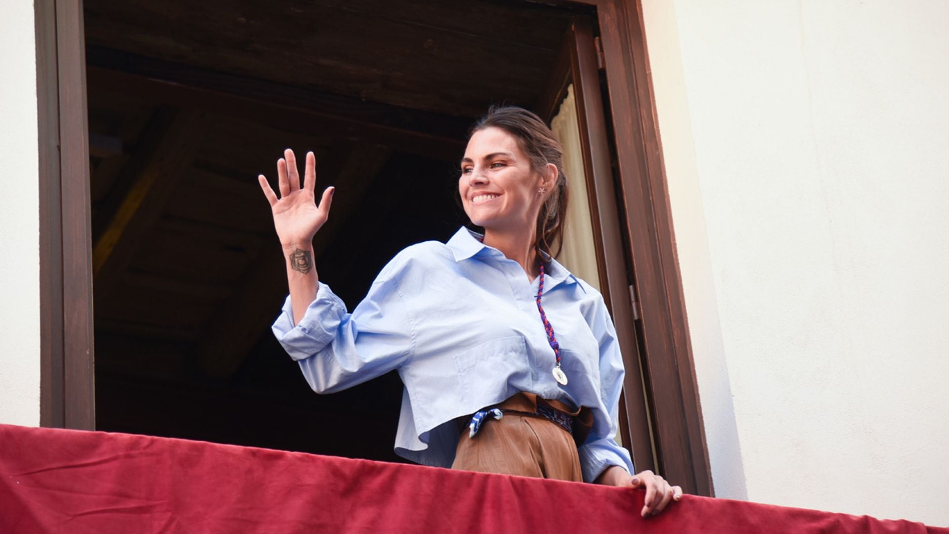 La alegría de Amaia Salamanca al ver a Rosauro Varo con sus hijos en la procesión de La Borriquita en Sevilla