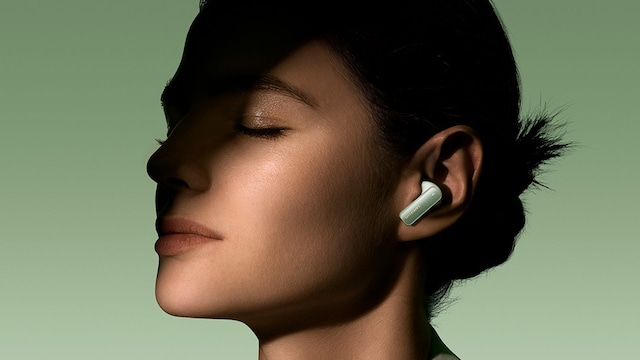 Una chica usando los huawei freebuds pro 4