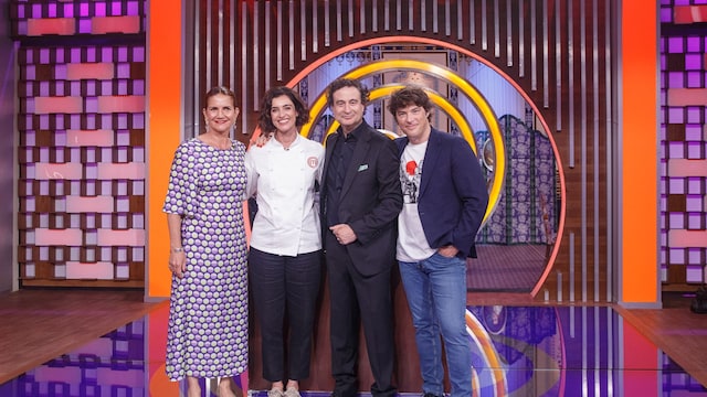 Plano entero del jurado de Masterchef con Blanca Romero, invitada en la primera prueba