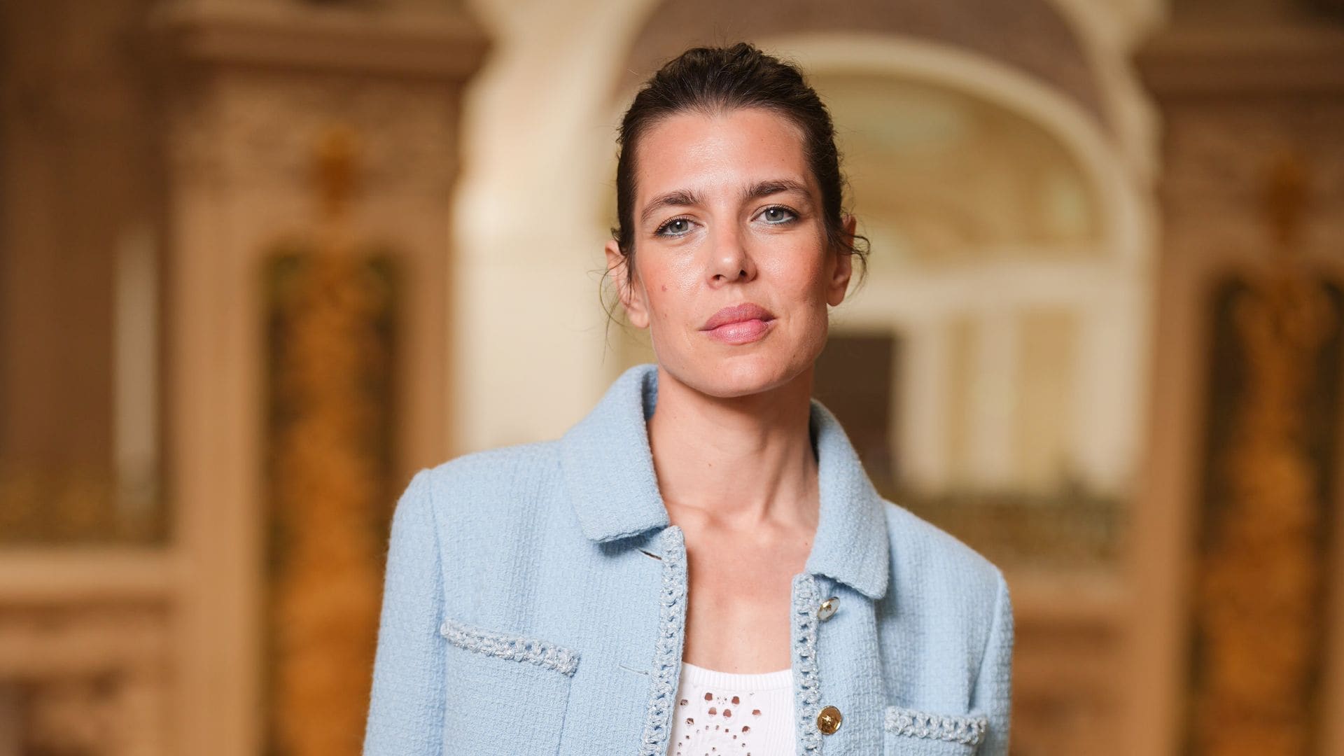 Carlota Casiraghi, impresionante en la Alta Costura de Chanel con un look clásico de minifalda y bailarinas
