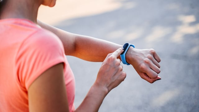 Una mujer con una pulsera de actividad