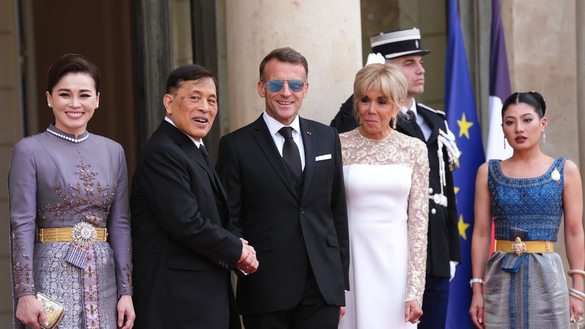 Los reyes de Tailandia son recibidos en el Palacio del Elíseo