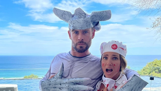 Plano medio de Elsa Pataky y Chris Hemsworth disfrazados de enfermera y Demogorgon en Halloween