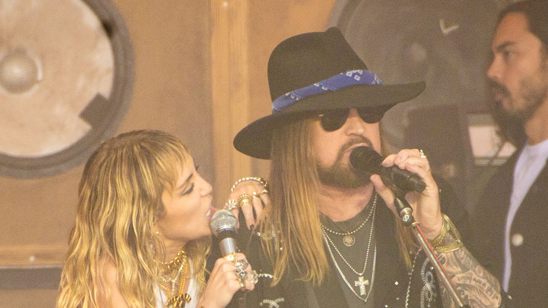 Miley y su padre en el año 2019, durante el festival de Glastonbury