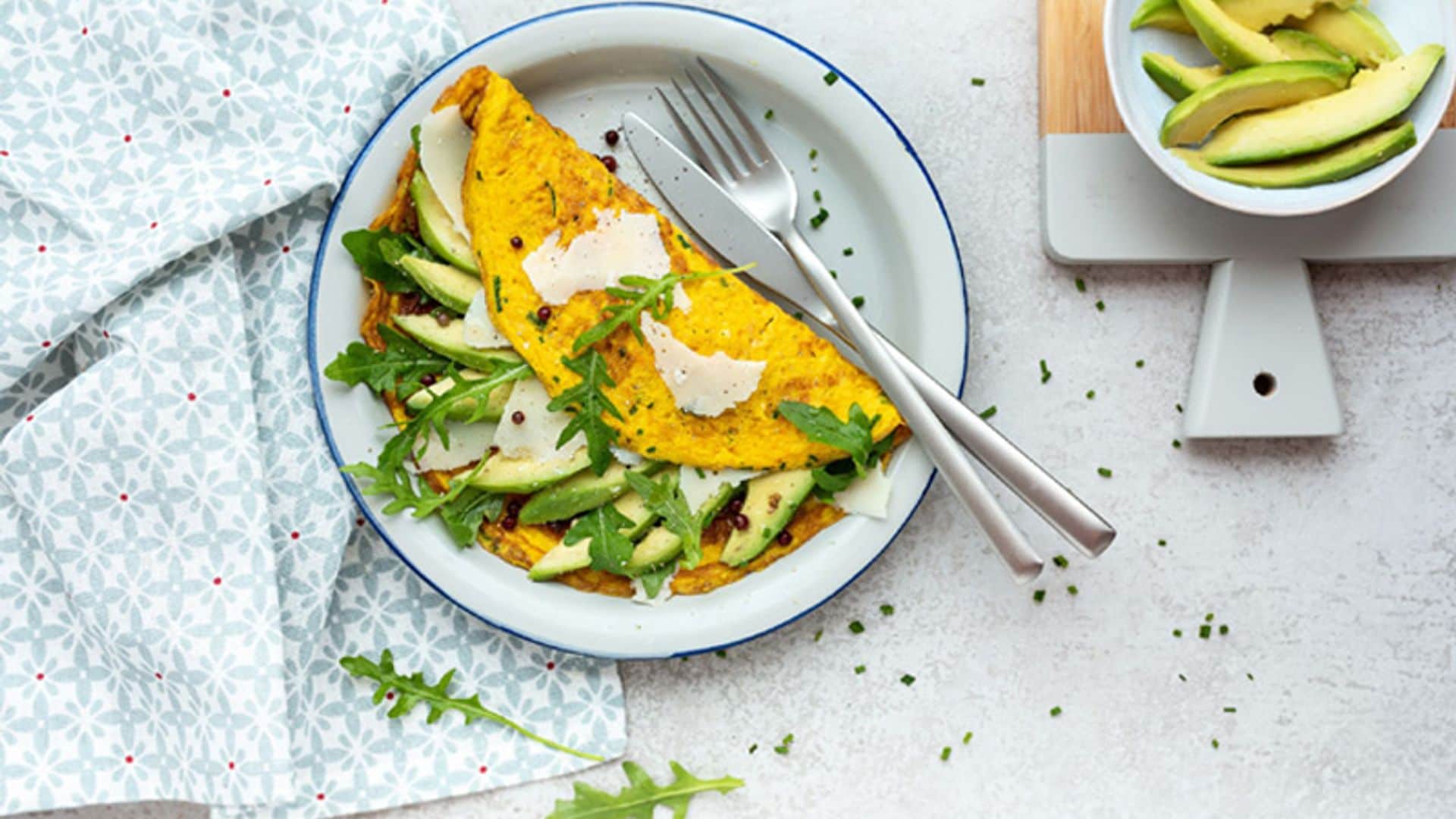Tortilla de aguacate, 'Parmigiano Reggiano' y hierbas aromáticas