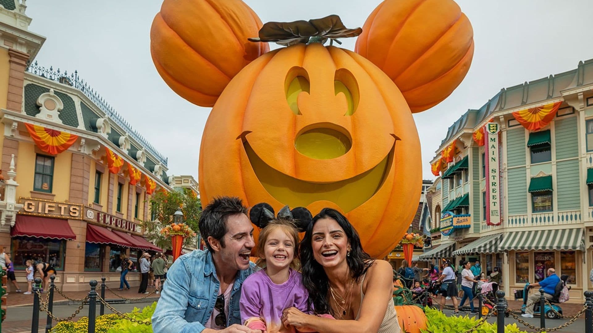 Entre calabazas, Kai, Aislinn y Mauricio han comenzado a celebrar la temporada más divertida