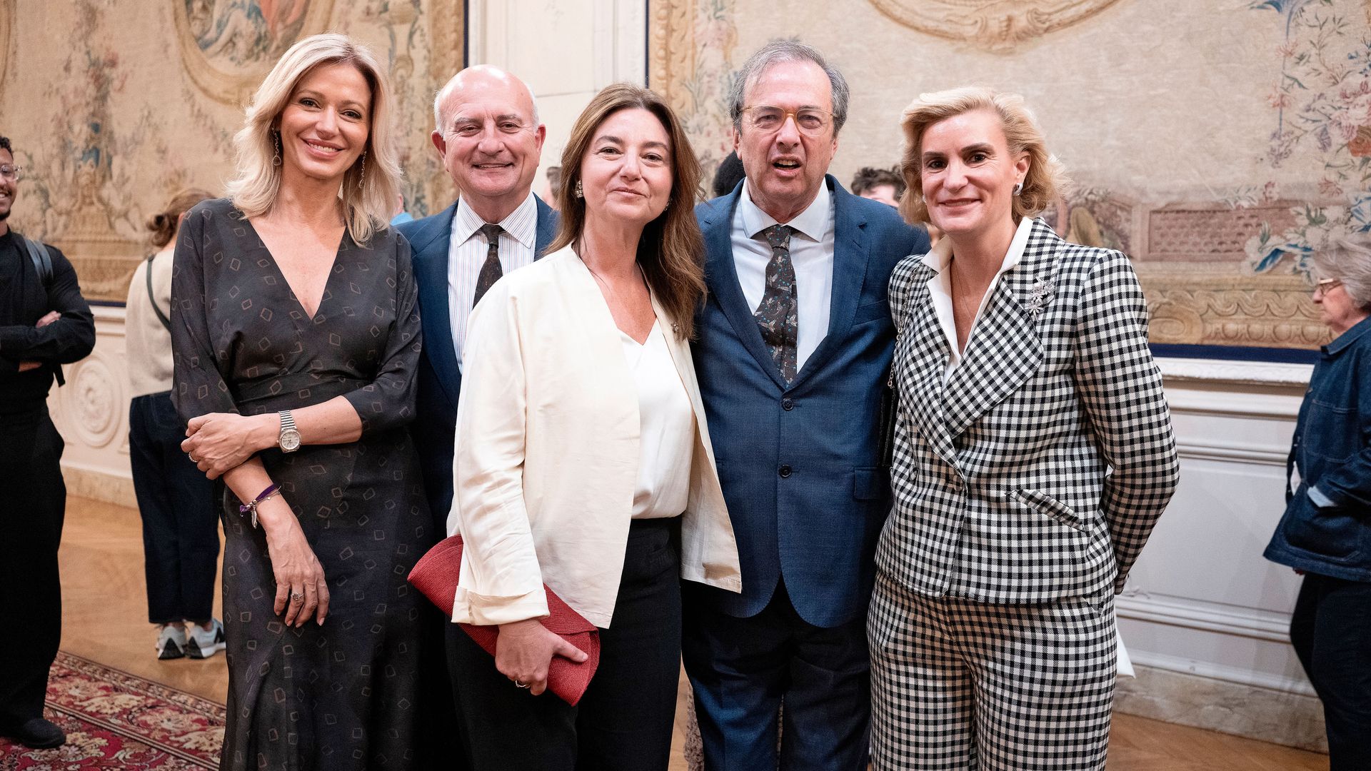 Susanna Griso y María Zurita, a las que vemos junto a Nicolás Murga, la periodista Vali Samano y el escritor Javier Moro. A la derecha, el ex primer ministro francés Manuel Valls y su mujer, la empresaria Susana Gallardo en el homenaje que recibió el rey en la asamblea nacional francesa 
