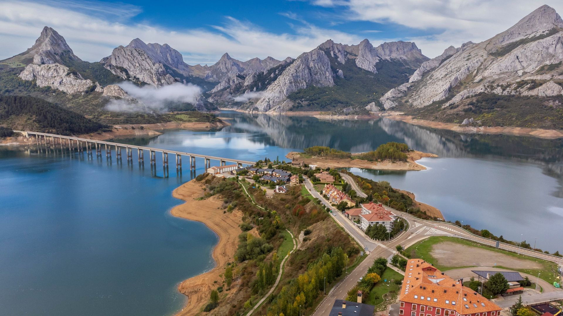 Parece Noruega, pero es España: los fiordos de León, el secreto natural más sorprendente