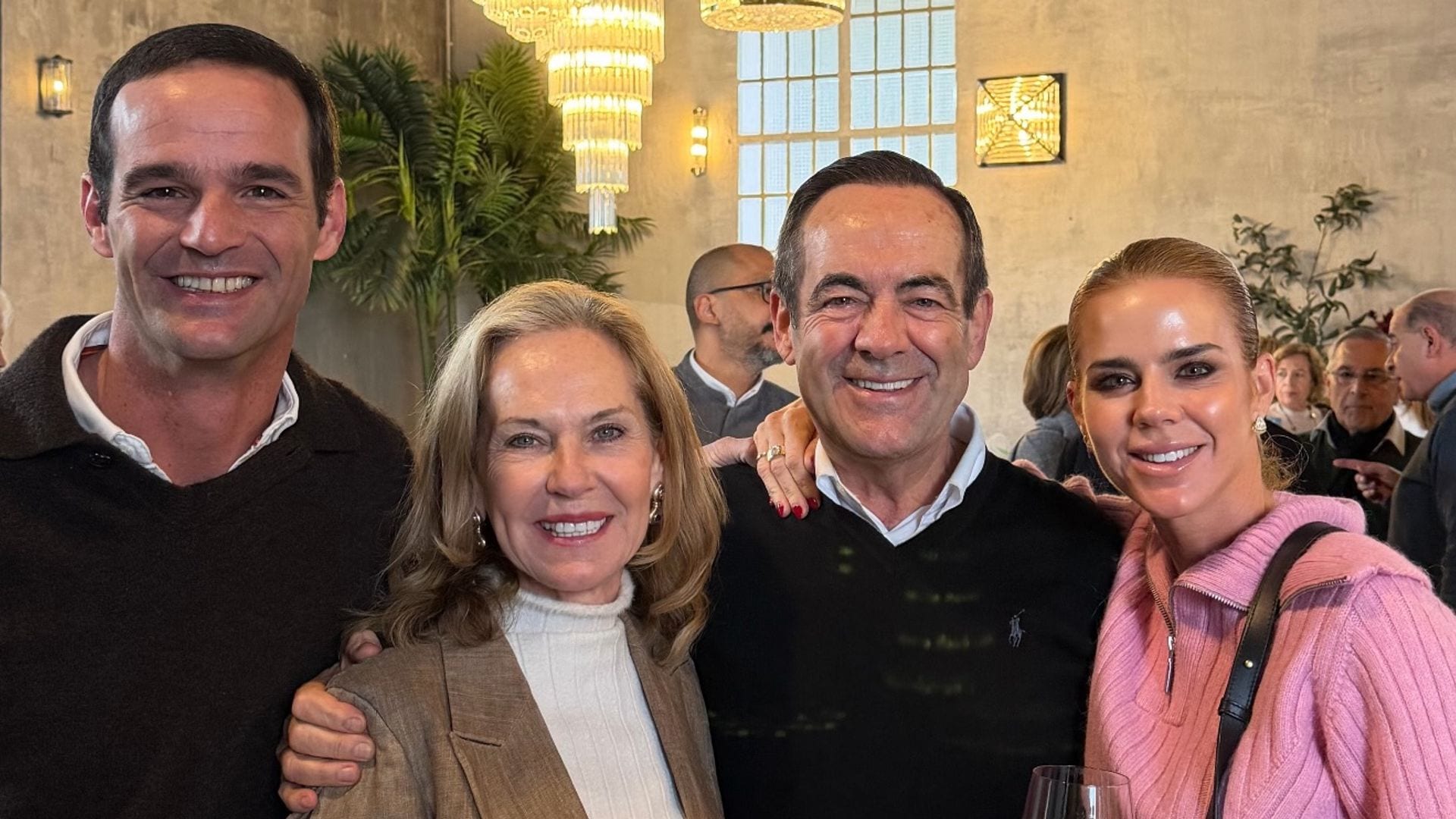 José Bono celebra sus 75 años con una fiesta sorpresa: de la tarta de sus nietos al baile con su exmujer