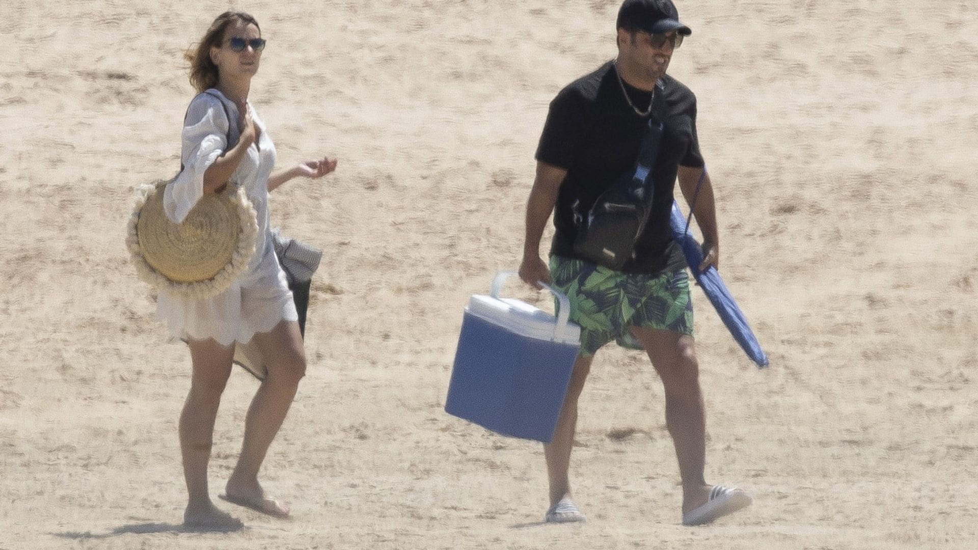 David Bustamante y Yana Olina, con nevera y sombrilla en mano, se escapan a Tarifa en su quinto aniversario