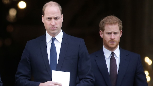Kate junto a los príncipes William y Harry en diciembre de 2017 en Londres.