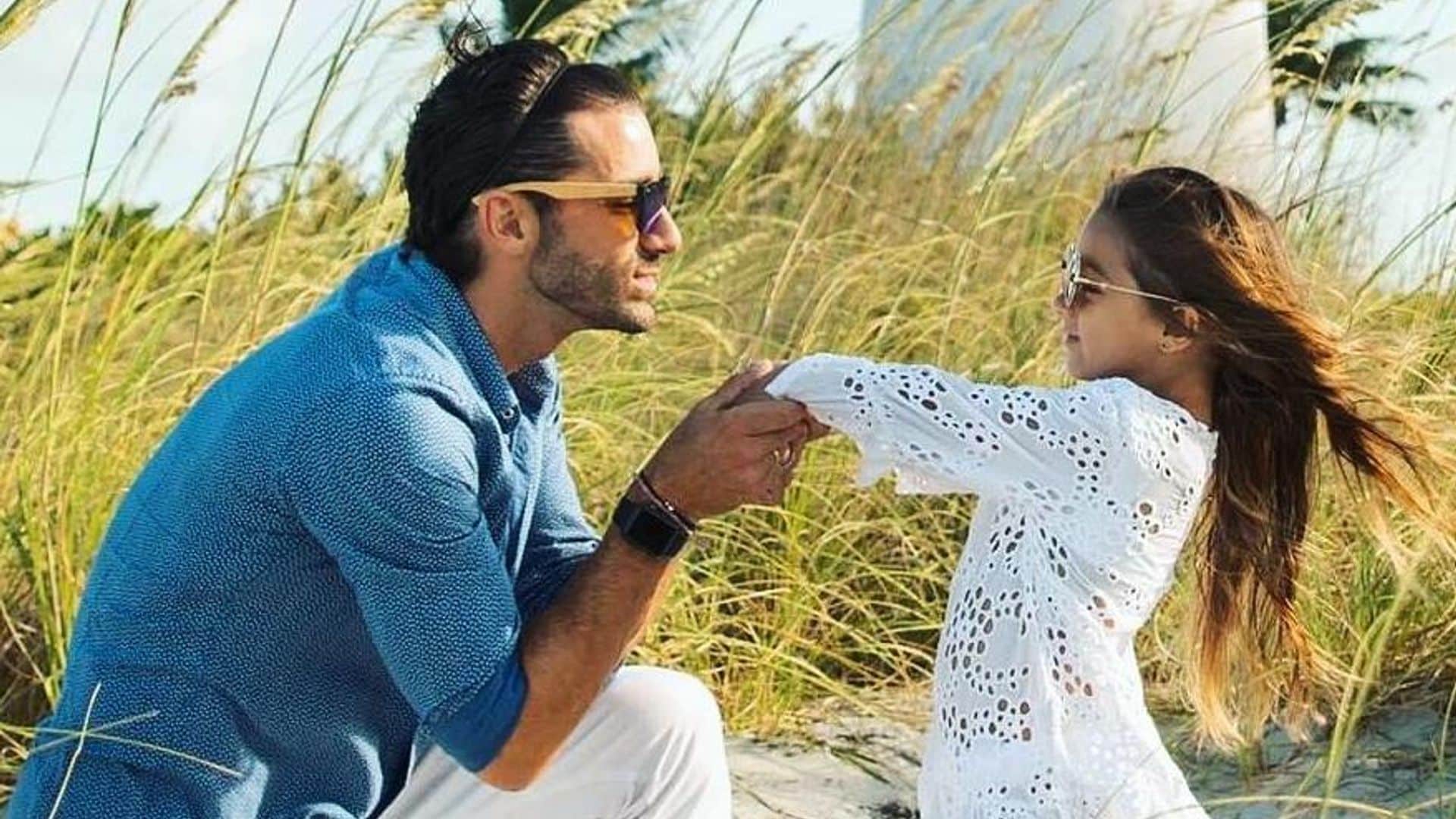 Toni Costa se convierte en el estilista de Alaïa mientras Adamari López está lejos de casa