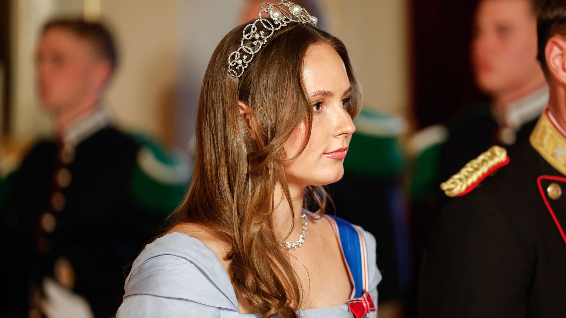 Ingrid de Noruega en la cena de gala para el presidente de Islandia con vestido azul, tiara y gargantilla de diamantes