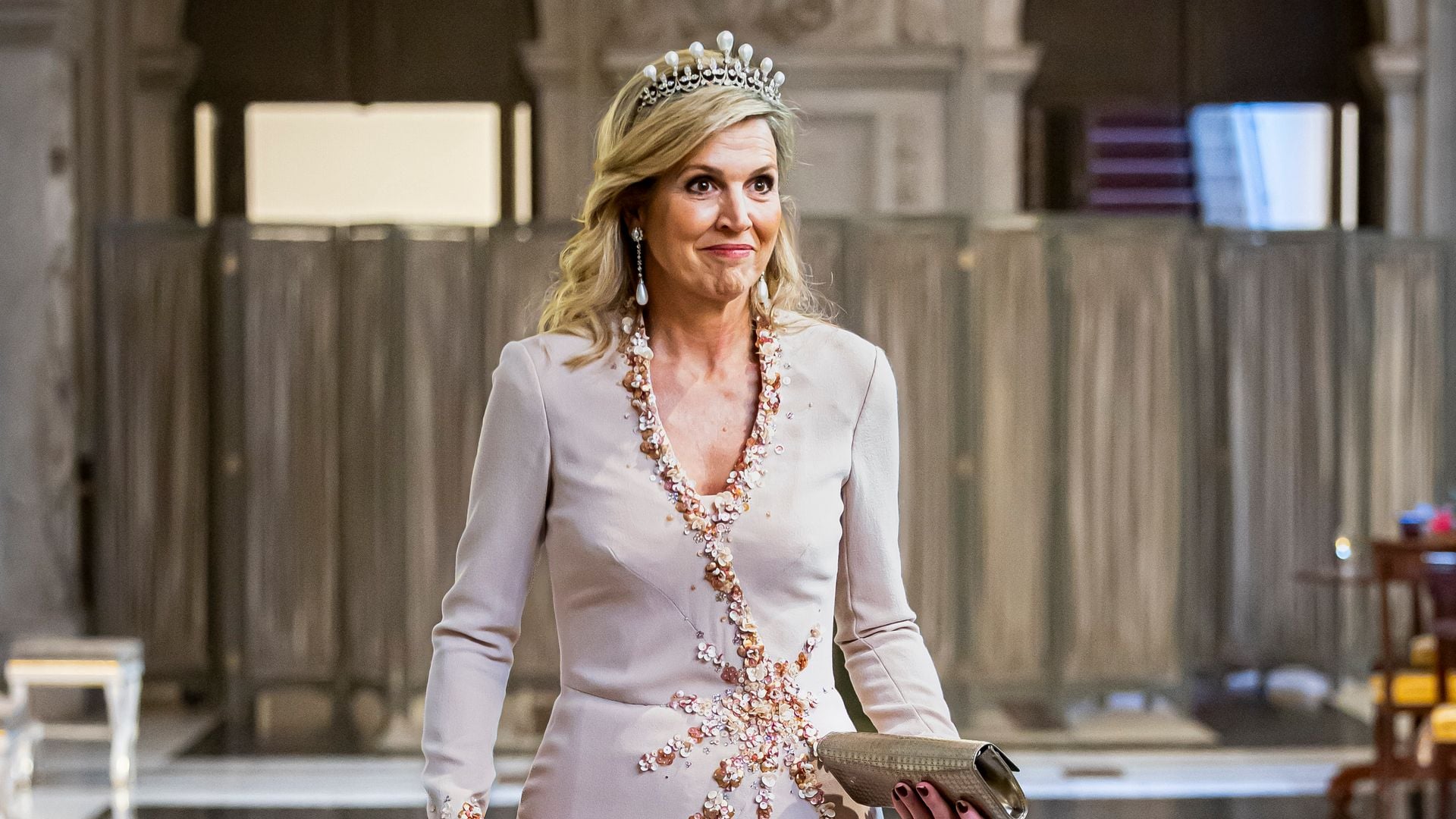 Una impactante Máxima de Holanda se viste de gala con flores de lentejuelas y una tiara con perlas de hace 400 años