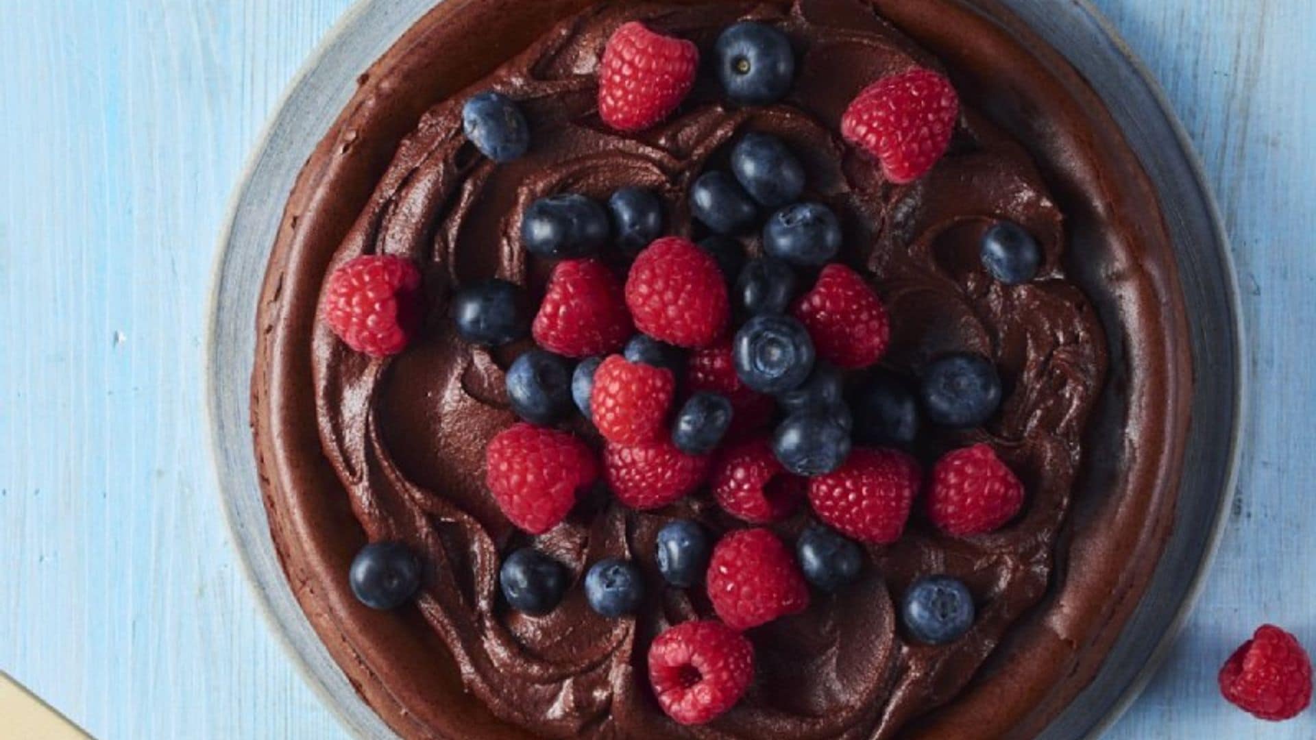 Bizcocho de chocolate con frutos rojos