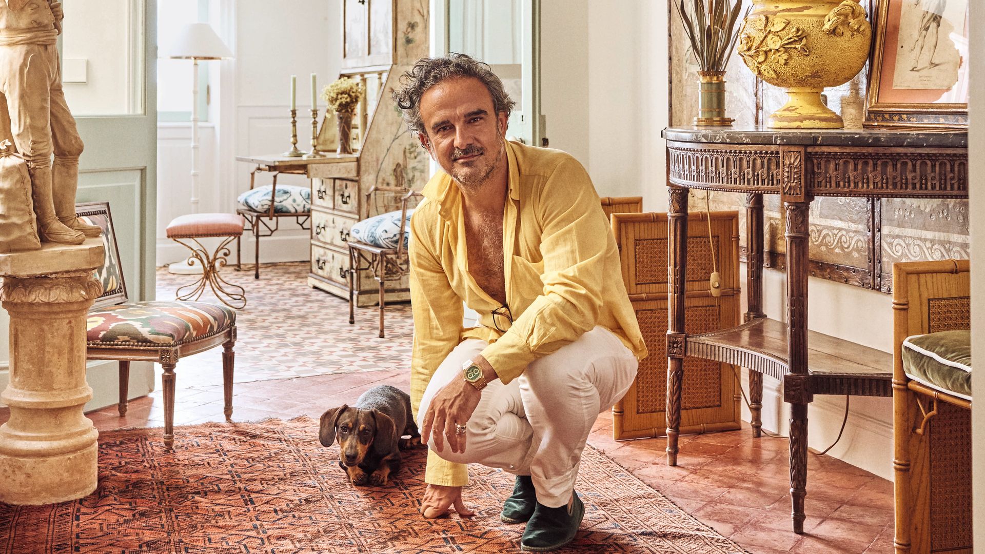 Lorenzo Castillo, junto a su perrita Tana, en su casa veraniega de Mahón (Menorca).