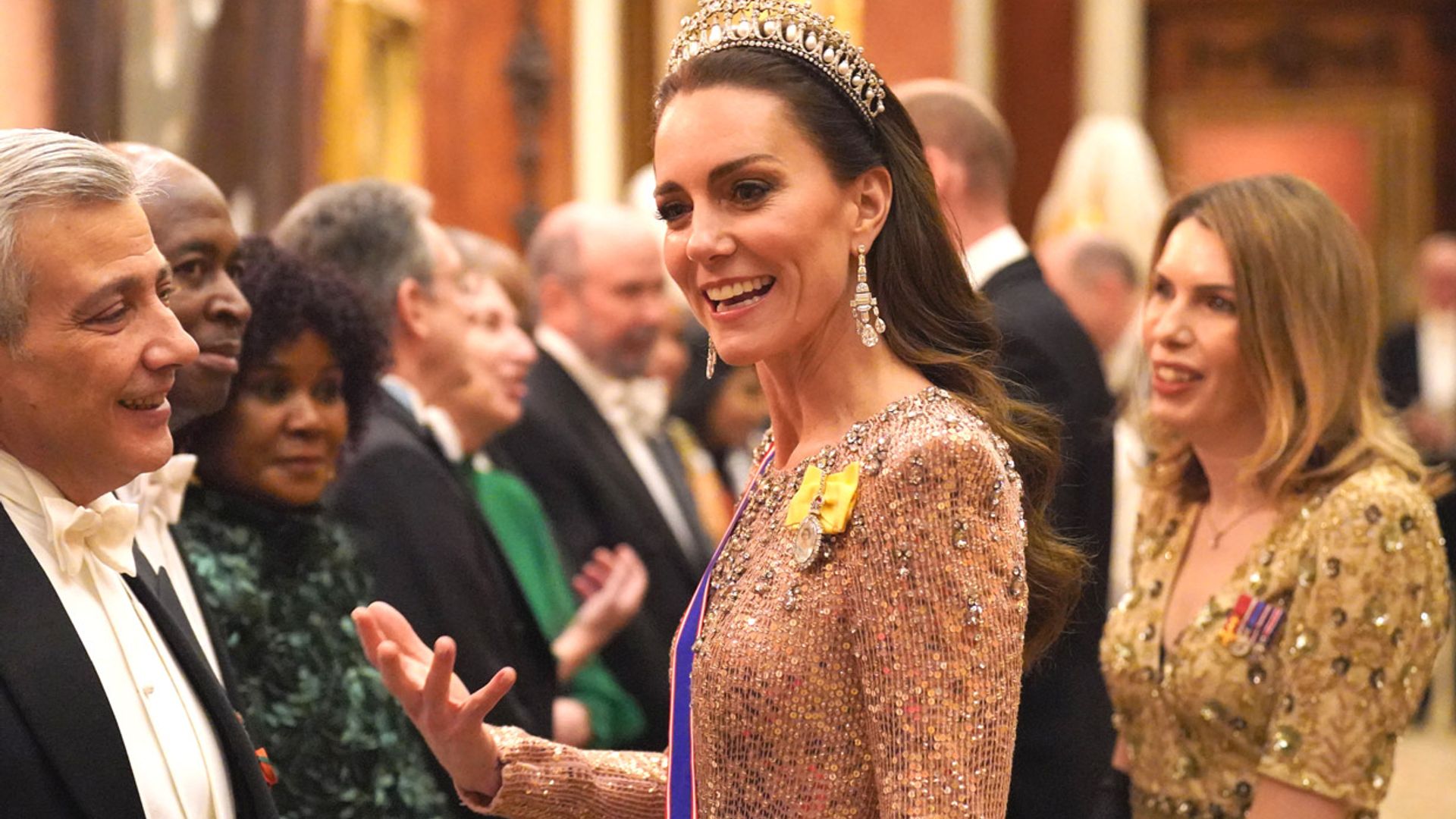 La princesa de Gales deslumbra con joyas históricas de Isabel II y las lentejuelas que conquistaron a Mary de Dinamarca