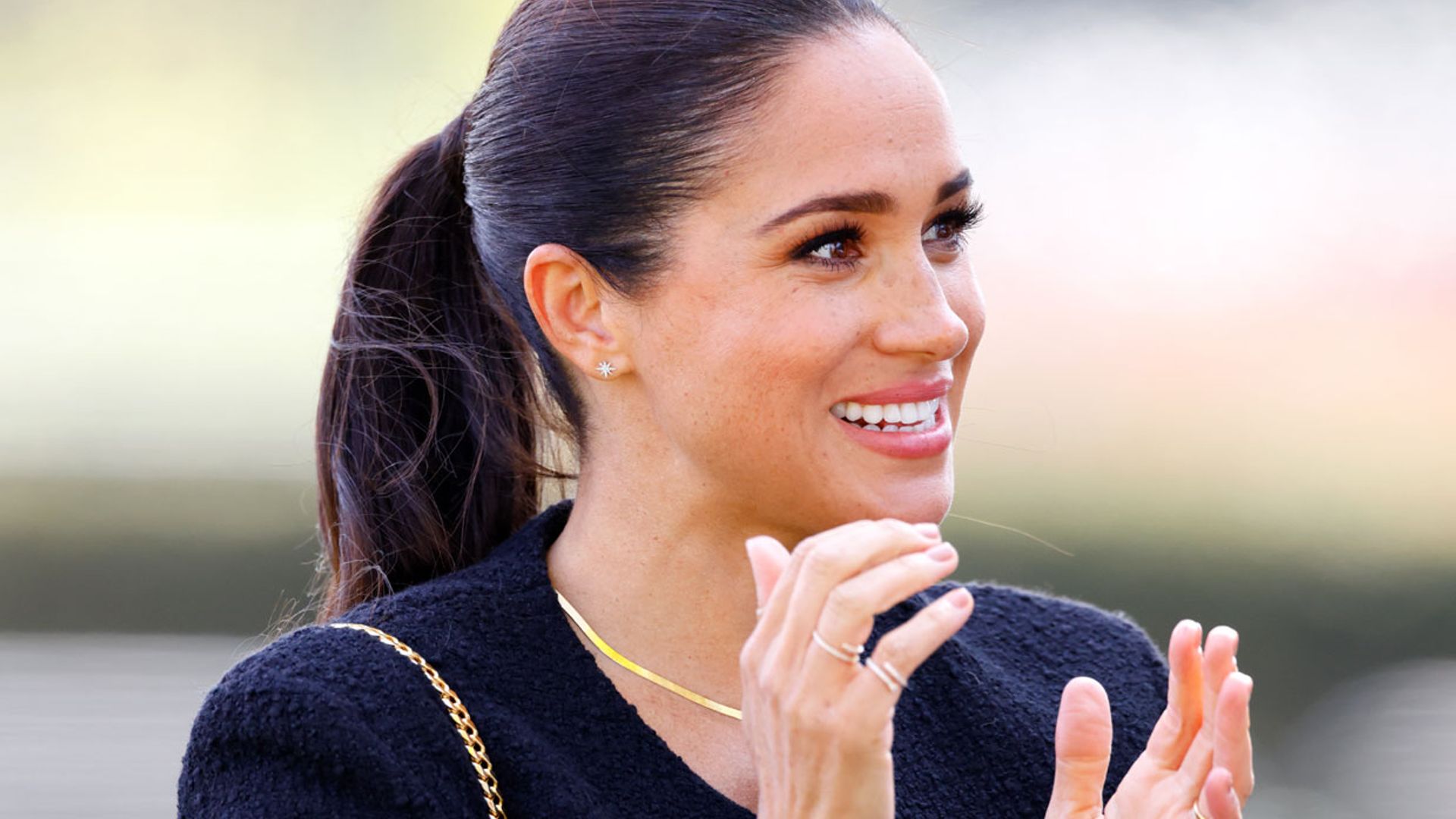 La historia detrás de los nuevos anillos solidarios de diamantes de Meghan Markle