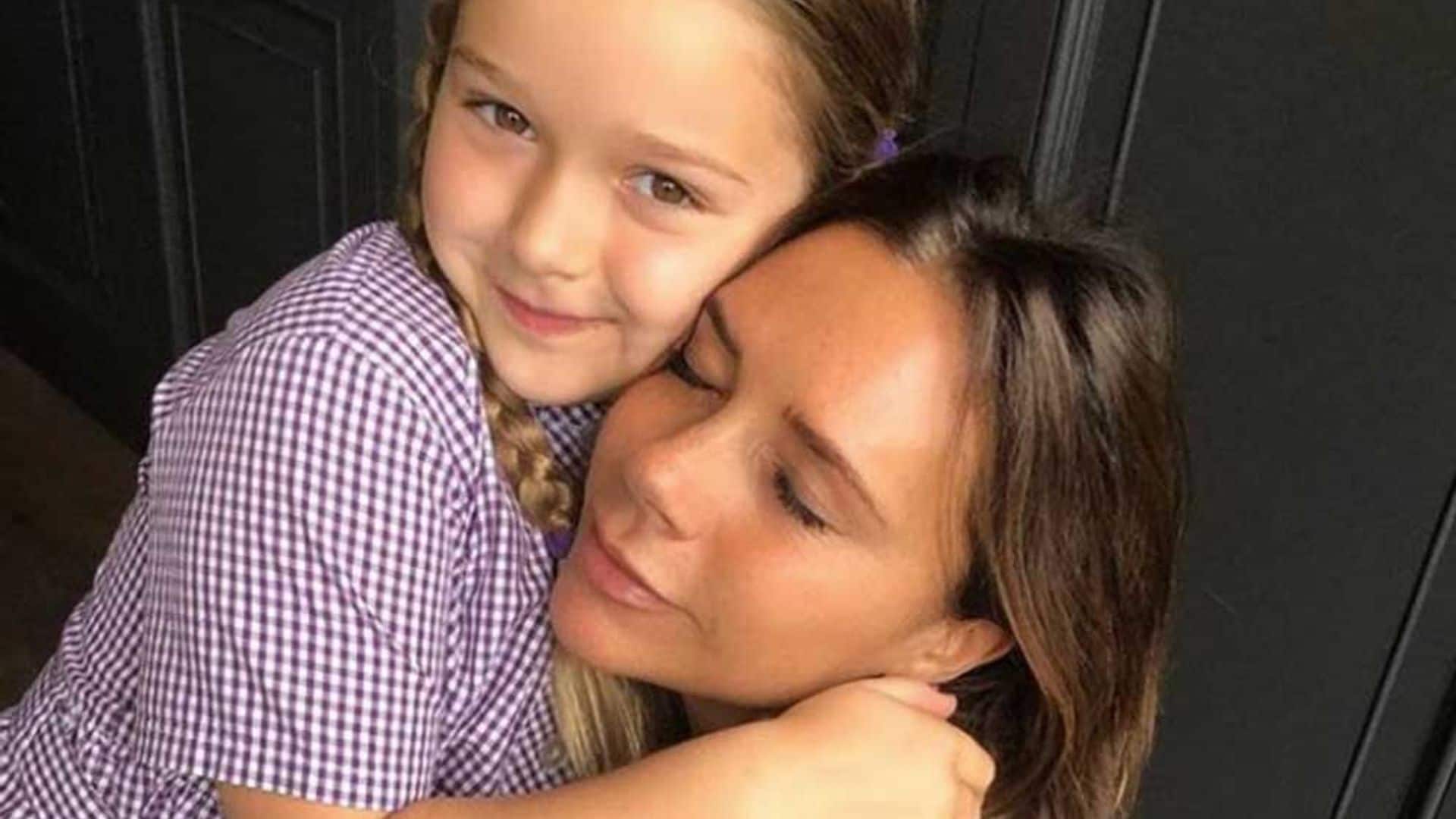 Combina la mascarilla de tus hijos con su uniforme como ha hecho Victoria con Harper Beckham