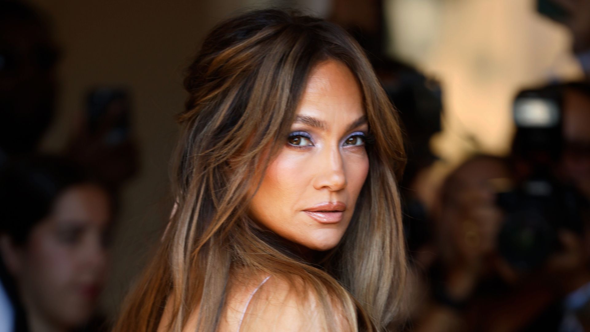 Jennifer Lopez y sus 7 peinados infalibles a partir de los 50: rejuvenecen, son fáciles y no pasan de moda