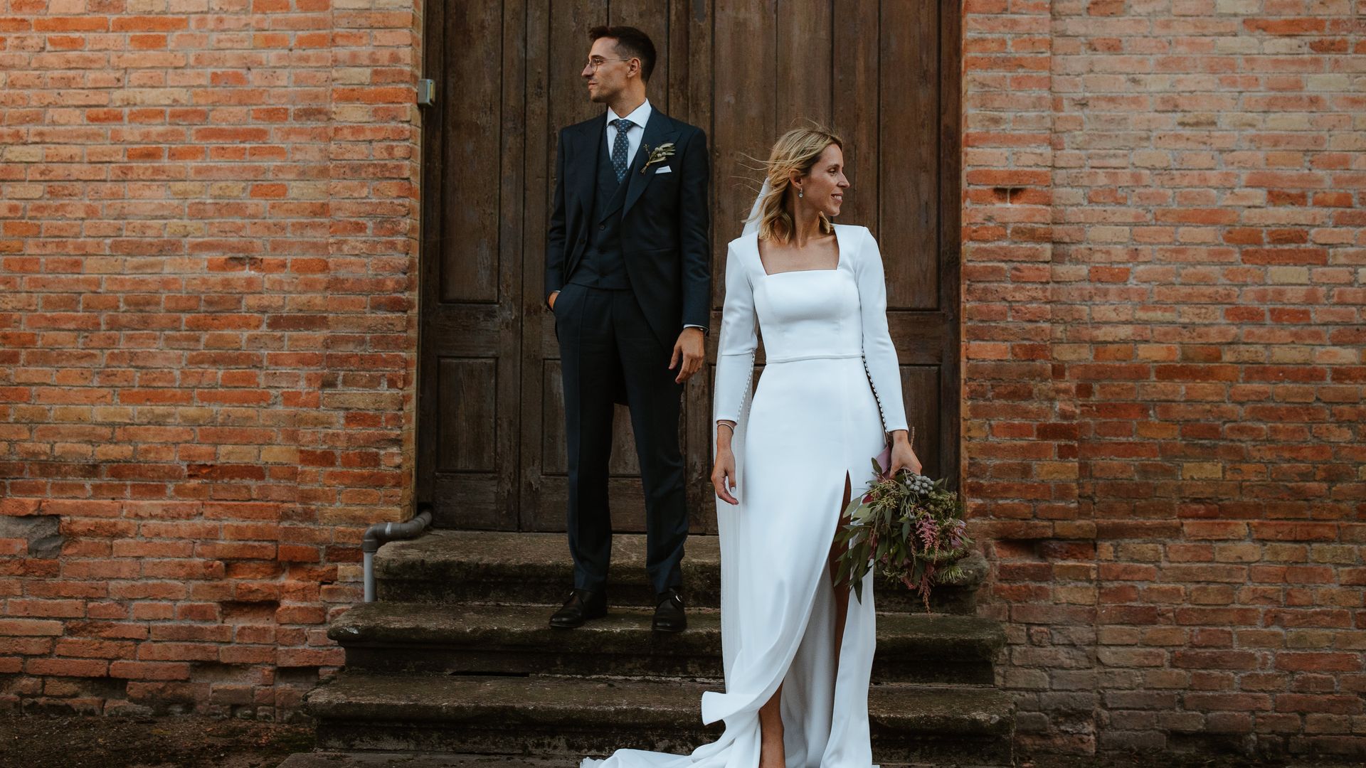 Claudia, la novia que se casó con un vestido sencillo de espalda 'rombo' en una cañera boda en un pueblo de Barcelona