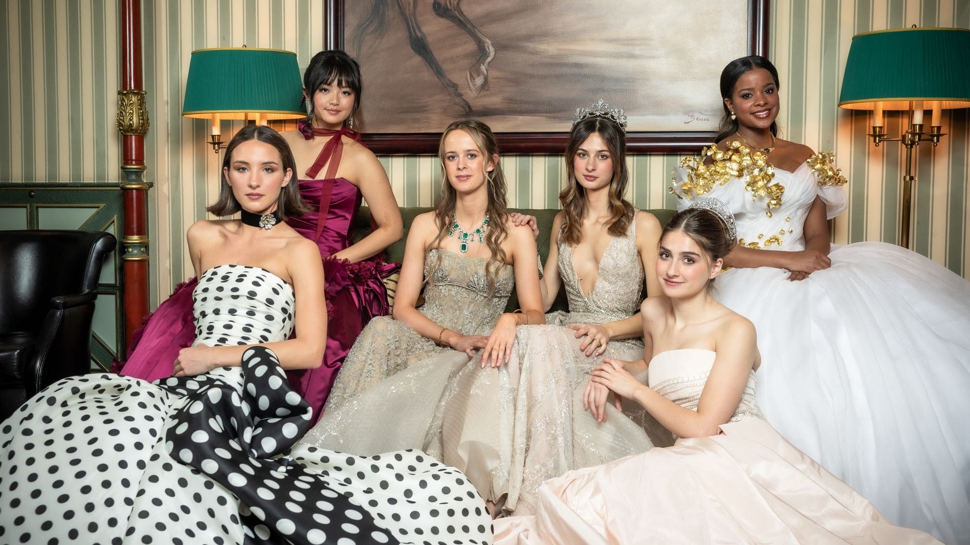  Las debutantes Carolina B. Lansing, Carolina Herrera; Alice Wang, de Vera Wang; Lady Araminta Spencer-Churchill,  de Giorgio Armani Privé; Eulalia de Orlean-Borbón, de Tony Ward; Isabelle de Orleans, de Antonio Grimaldi, y Bronwyn Vance, de Stéphane Rollan Haute Couture. Todas luces joyas de V Muse