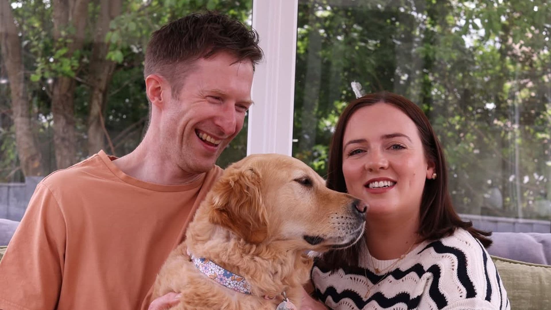 La perra Polly, premiada como “Héroe de la RCP”, salvó la vida de Adam gracias a su intuición y a un único ladrido que lo cambió todo