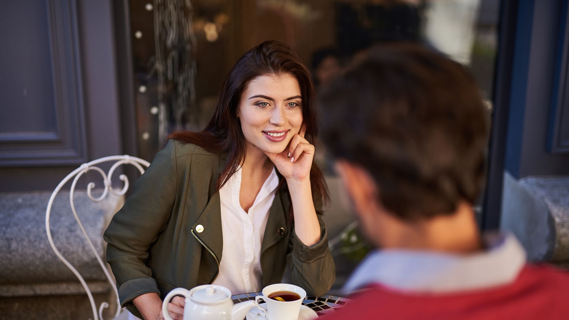 La clave en una primera cita no es preguntar más, sino preguntar mejor: las señales que revelan si es para ti, según la psicología
