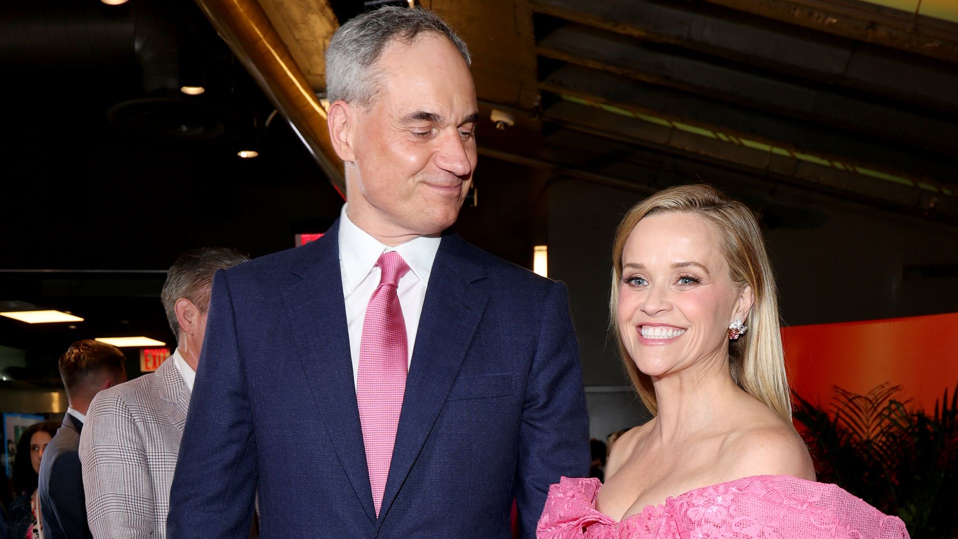Reese Witherspoon junto a su novio, Oliver Haarman, en la premiere de 'Elle'