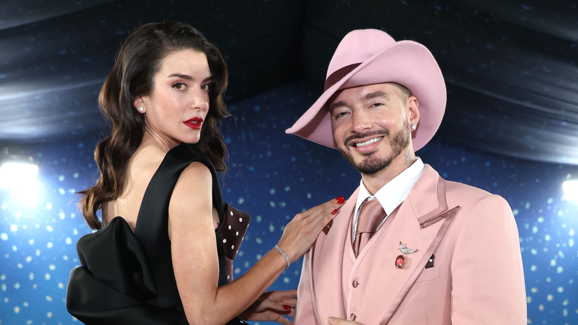 J Balvin inicia los festejos de su cumpleaños 40 con una divertida sorpresa de Valentina Ferrer