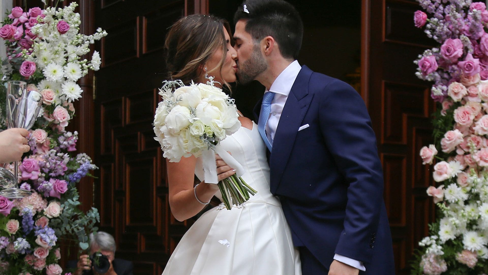 Las imágenes de la boda de la escritora Mercedes Ron ('Culpa mía') en Sevilla
