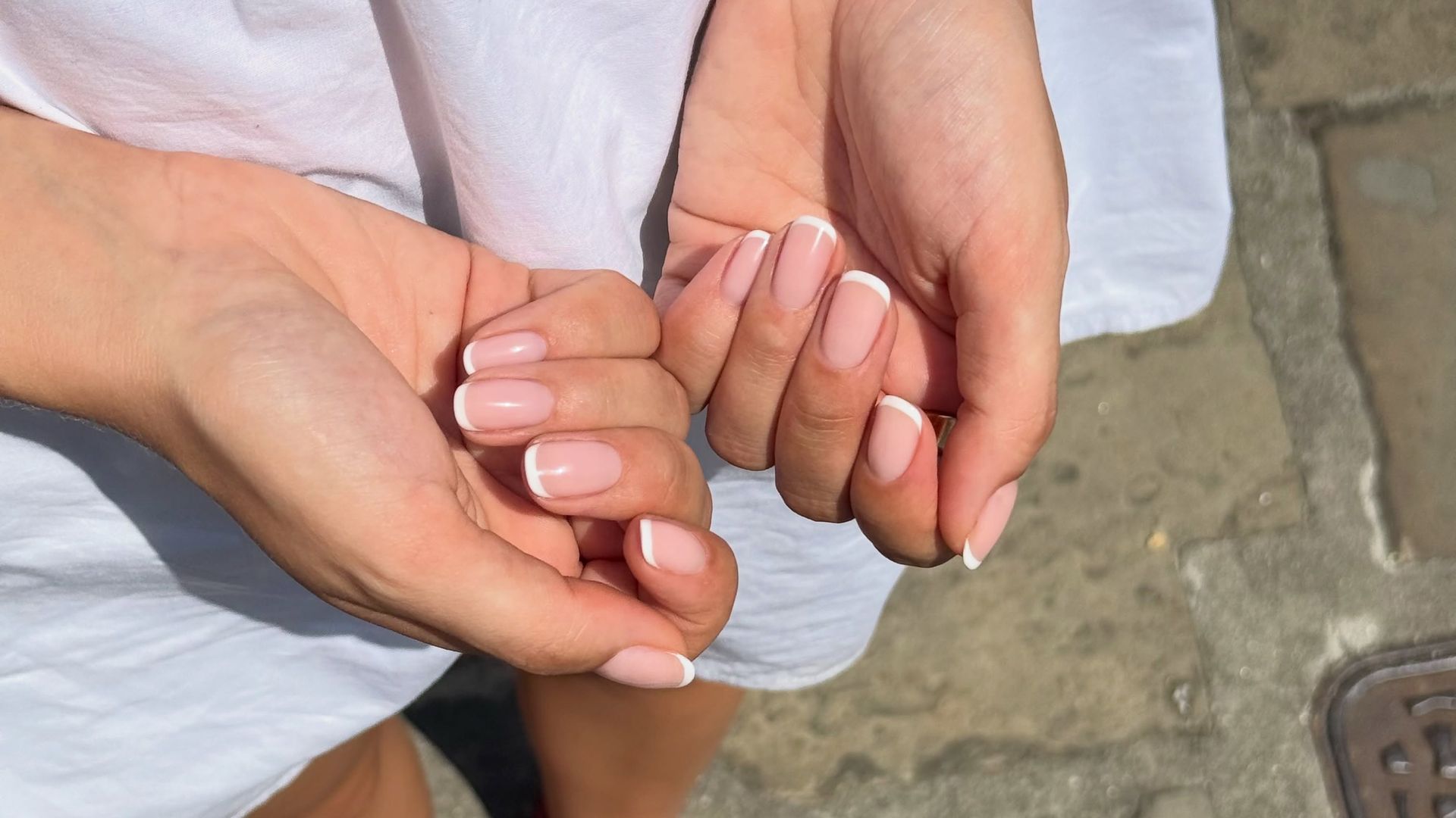 7 manicuras claras que aguantan perfectas todas las vacaciones: de la francesa al rosa cremoso