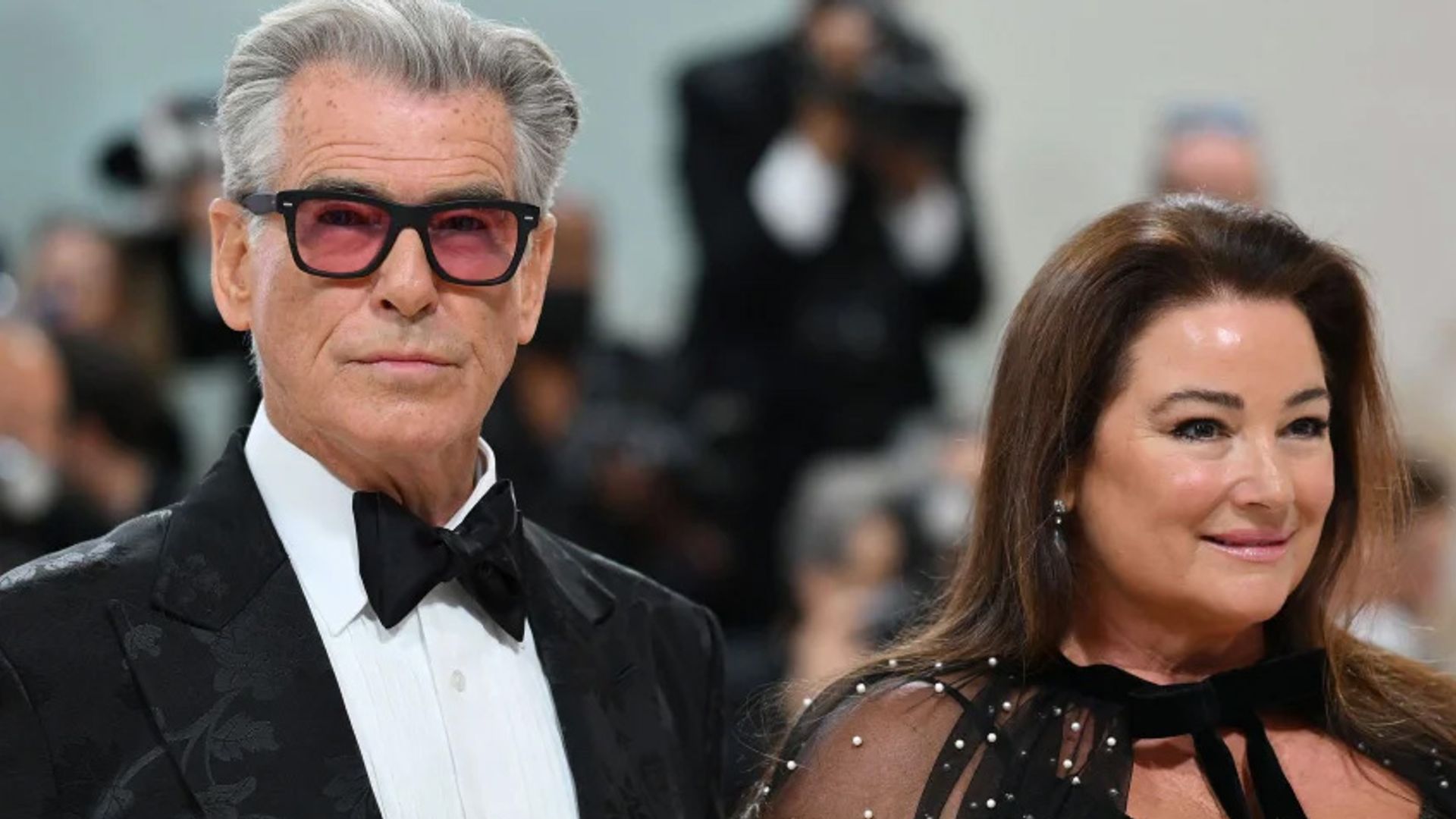 Pierce Brosnan y su mujer Keely Shaye Smith dan un giro radical a su vida, 25 años después, por causa de fuerza mayor
