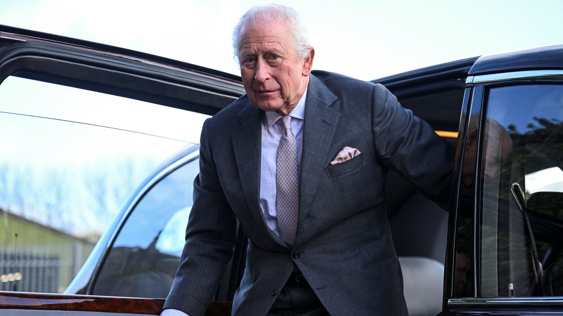 El rey Carlos abandona Londres para recuperarse en una residencia campestre 