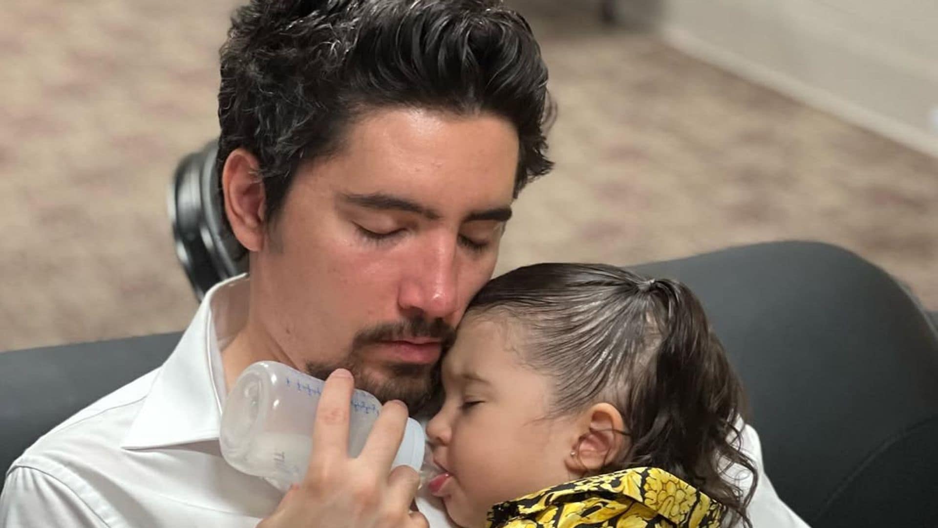 Alex Fernández junto a su hija Mía.