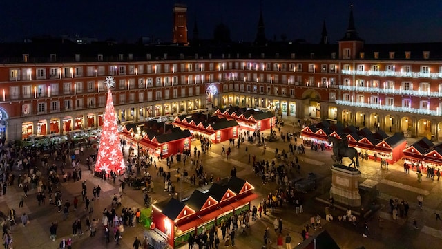 Navidad en Madrid 2024, mercadillo de la plaza Mayor y decoración navideña