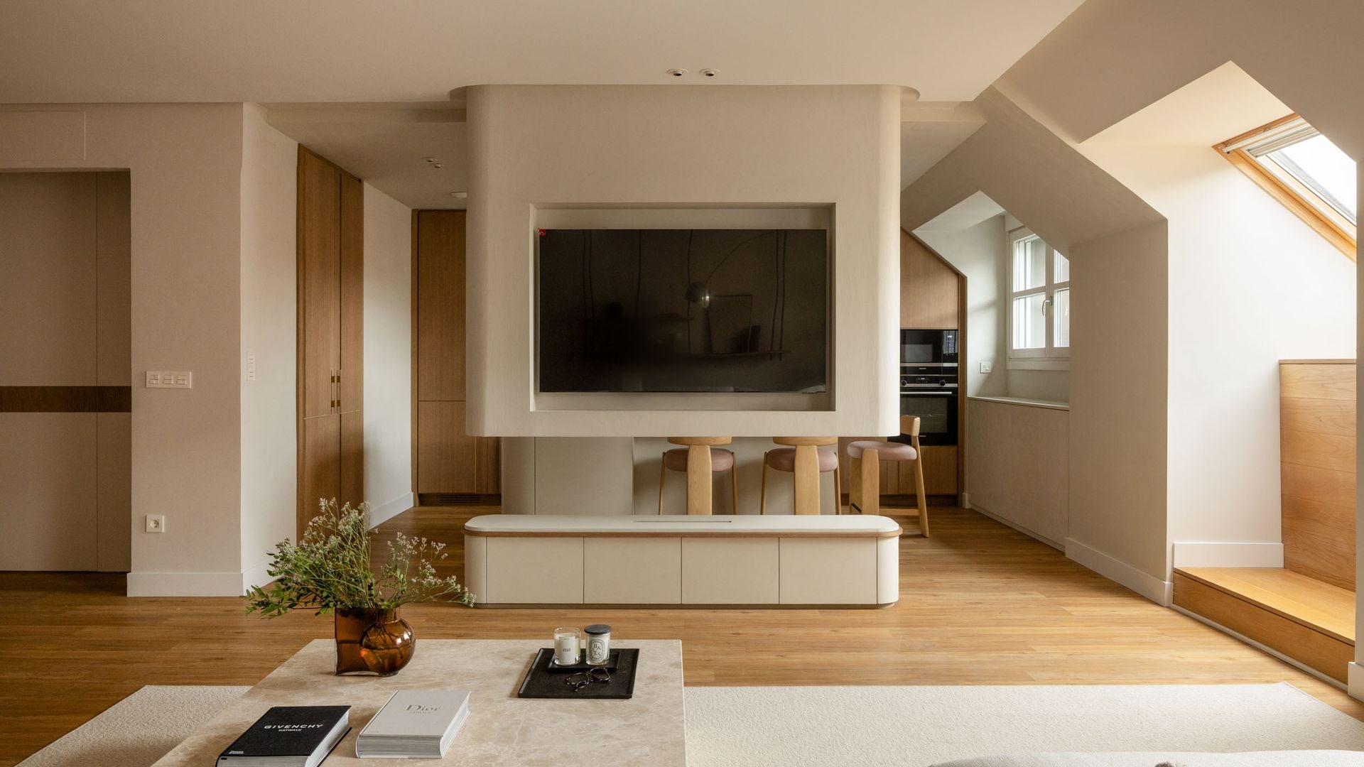 Salón con mueble exento con chimenea y televisor