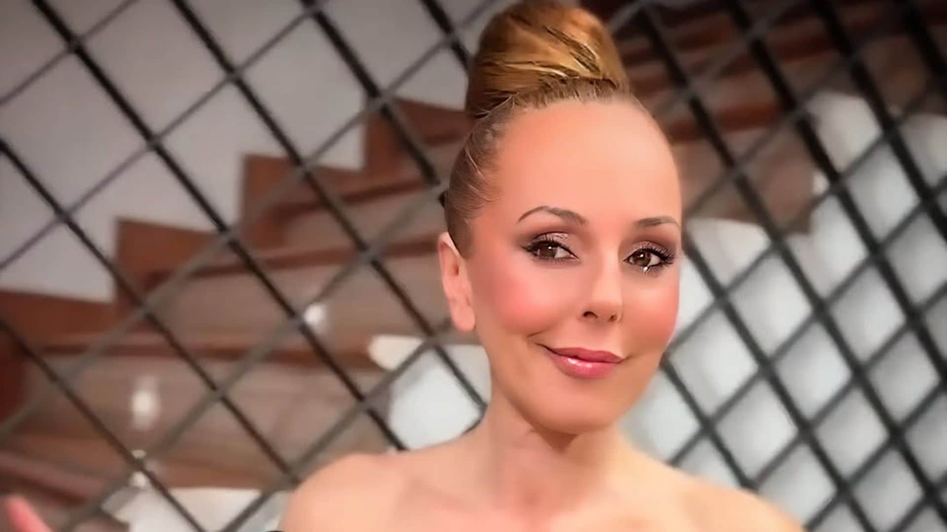 Rocío Carrasco reaparece con un vestido impactante con la imagen de su madre