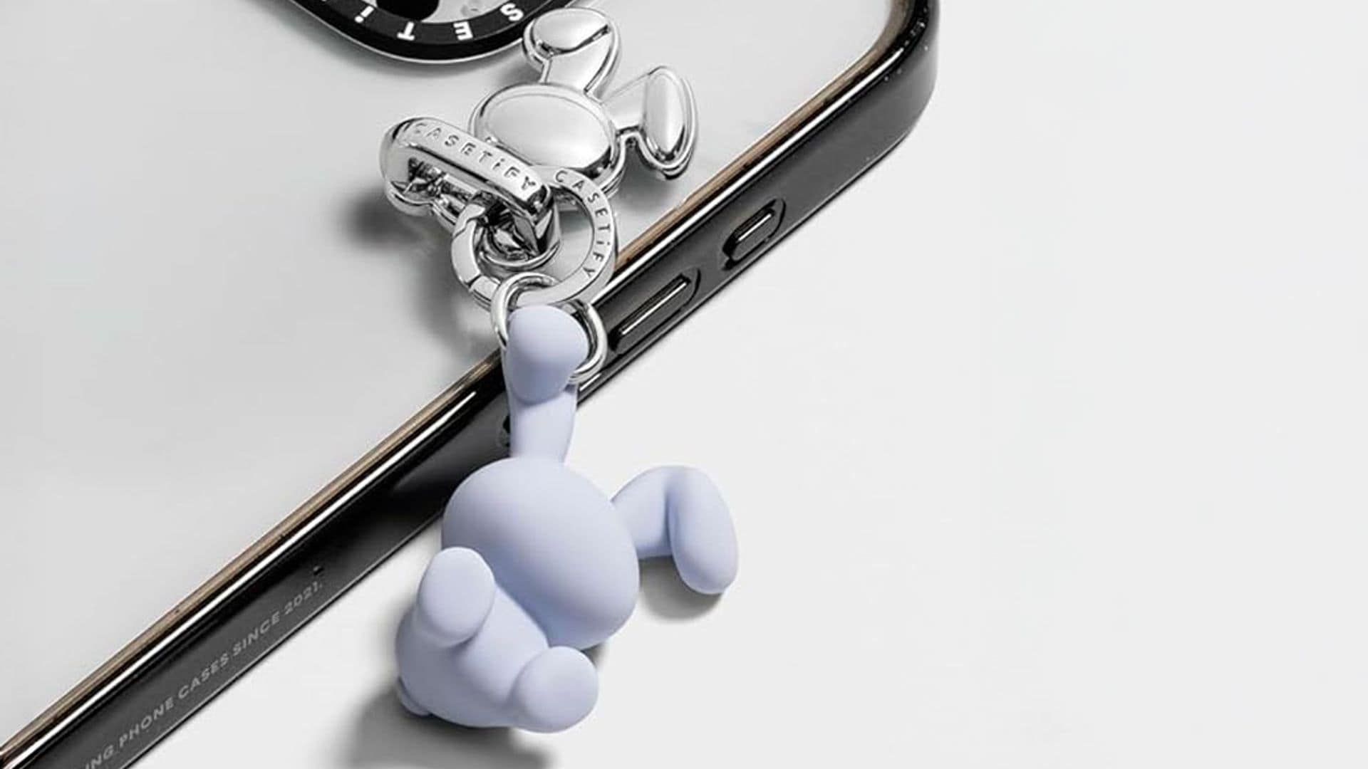 Un iPhone 16 con accesorio
