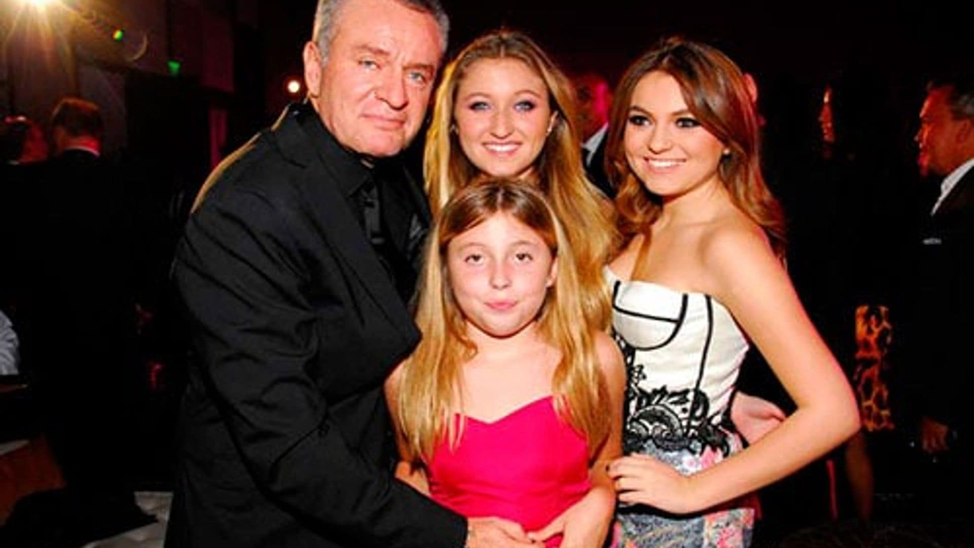 Sofía, Fernanda y Regina arropan a su padre, José Alberto Castro, en una noche de estreno