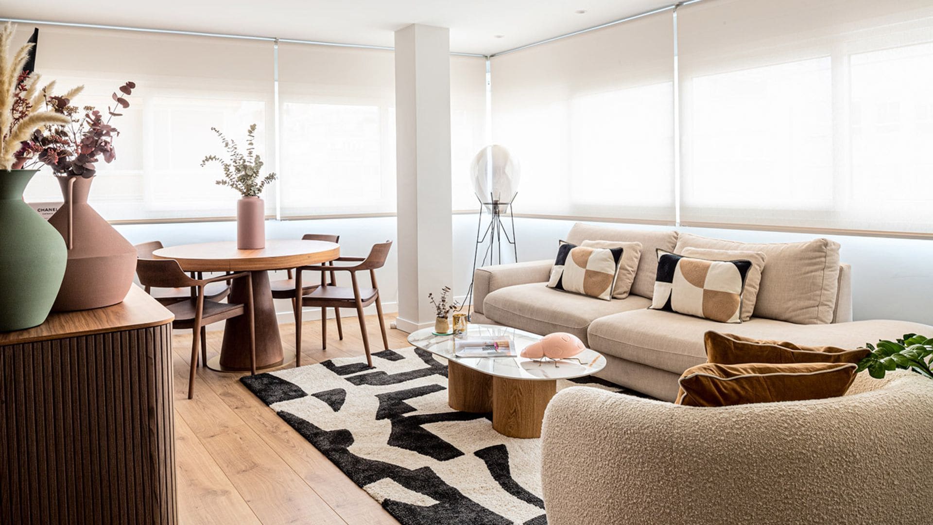 Un piso en Almería con una lograda decoración de interiores ecléctica y muy contemporánea