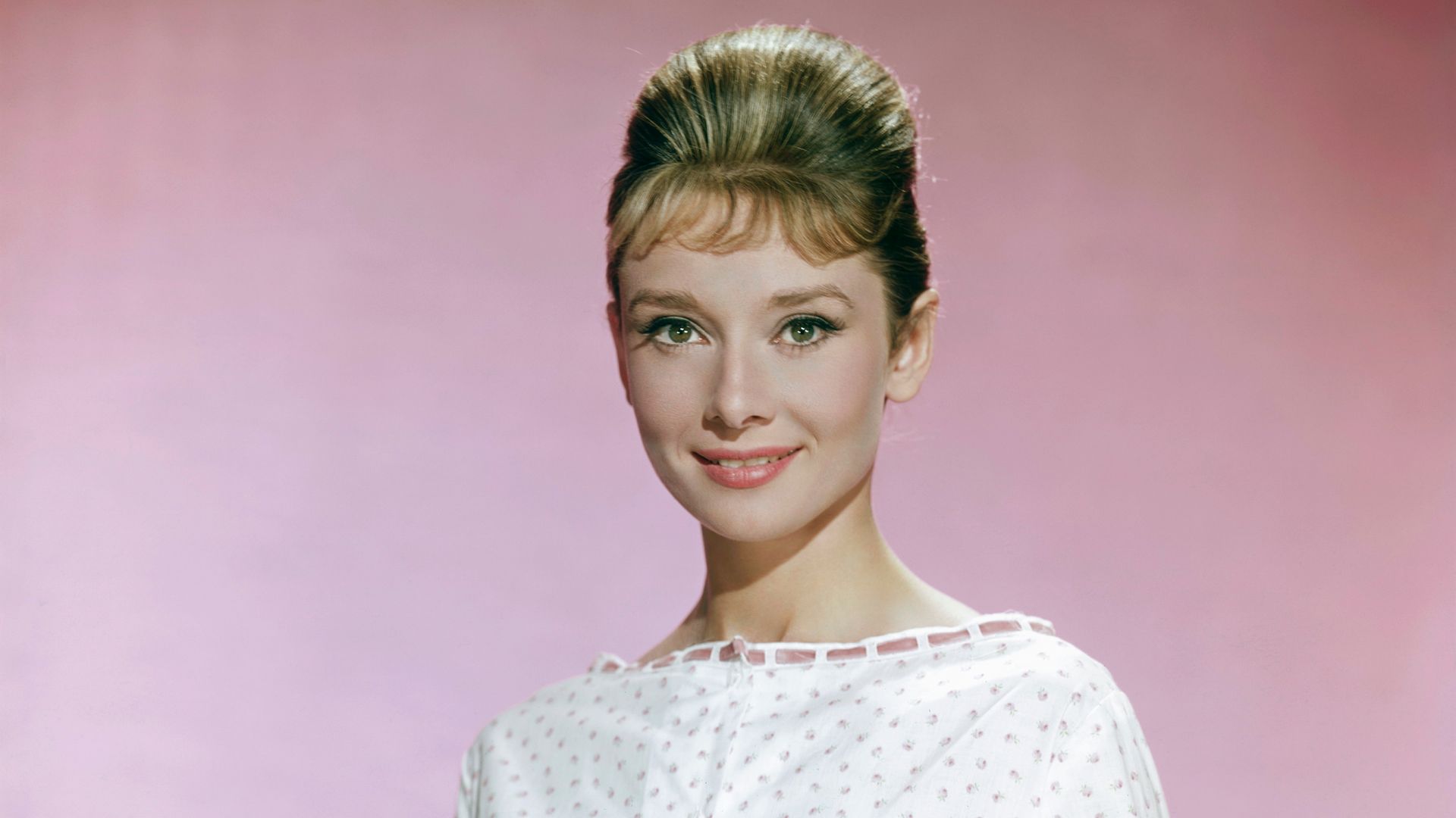 Plano medio de Audrey Hepburn en 1963 con recogido y peinado 'choppy baby bang'
