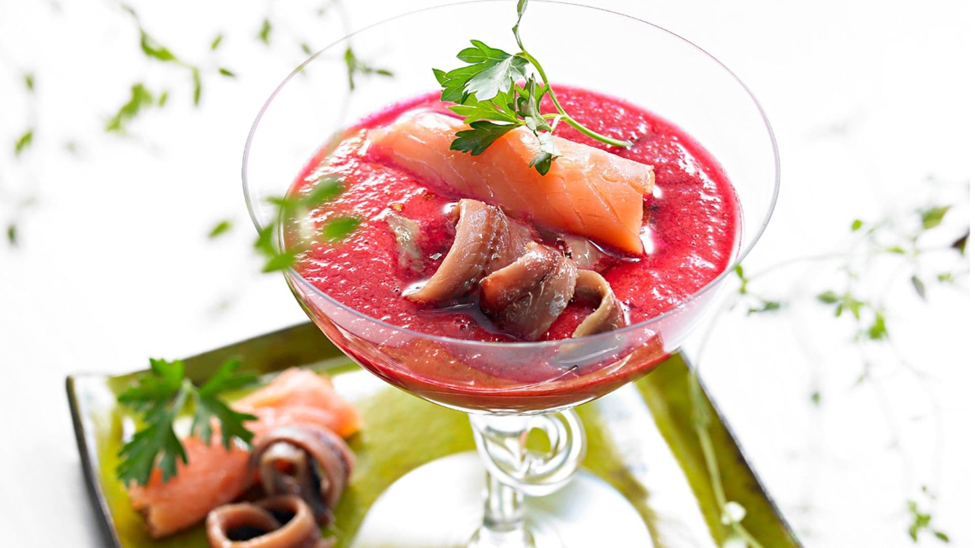 Crema de remolacha con salmón y anchoas