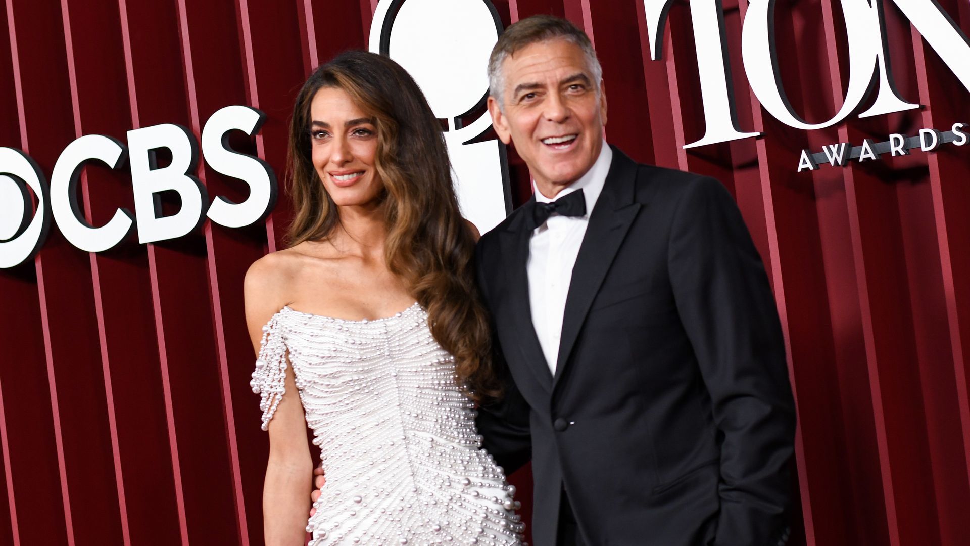 Amal Clooney deslumbra vestida de novia en la gran noche de George en Nueva York