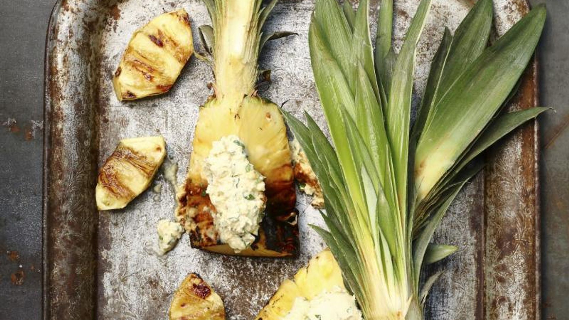 Piña a la brasa con crema de coco y albahaca