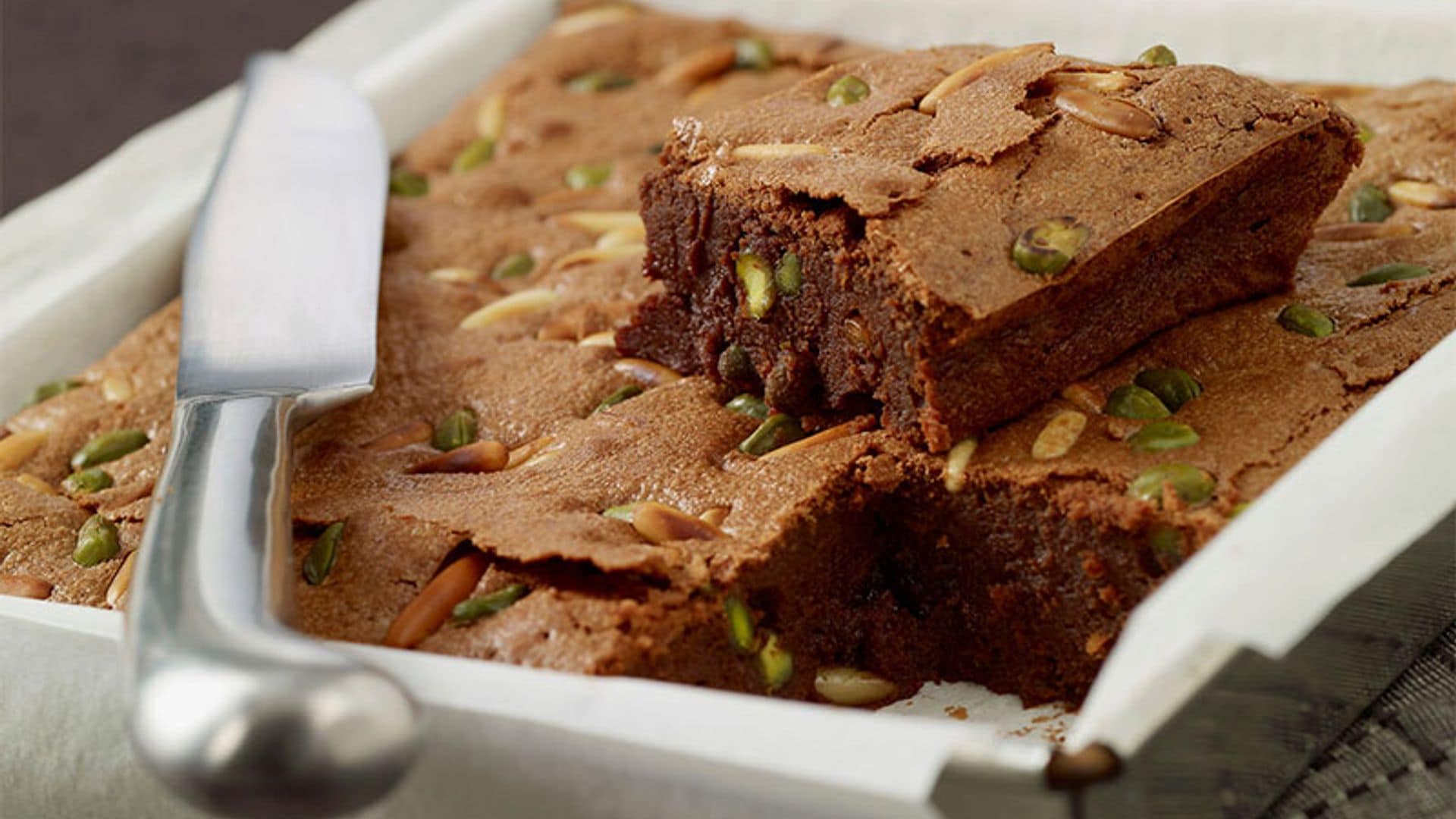 'Brownie' de piñones y pistacho