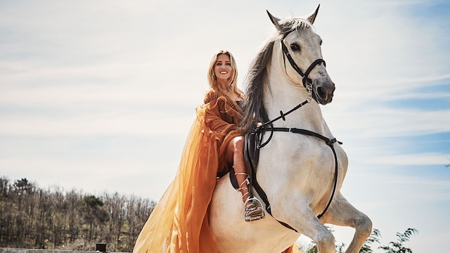 Elsa Pataky montando a caballo