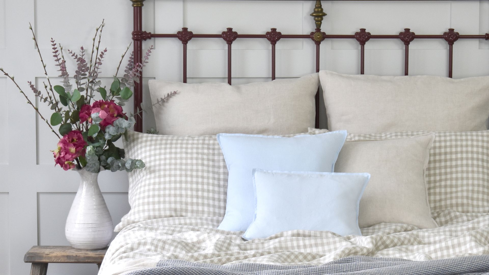 De la alacena antigua a la cama de forja: la tendencia que recupera las piezas vintage para decorar una casa de pueblo